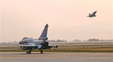 南部戰區空軍航空兵某旅開展飛行訓練